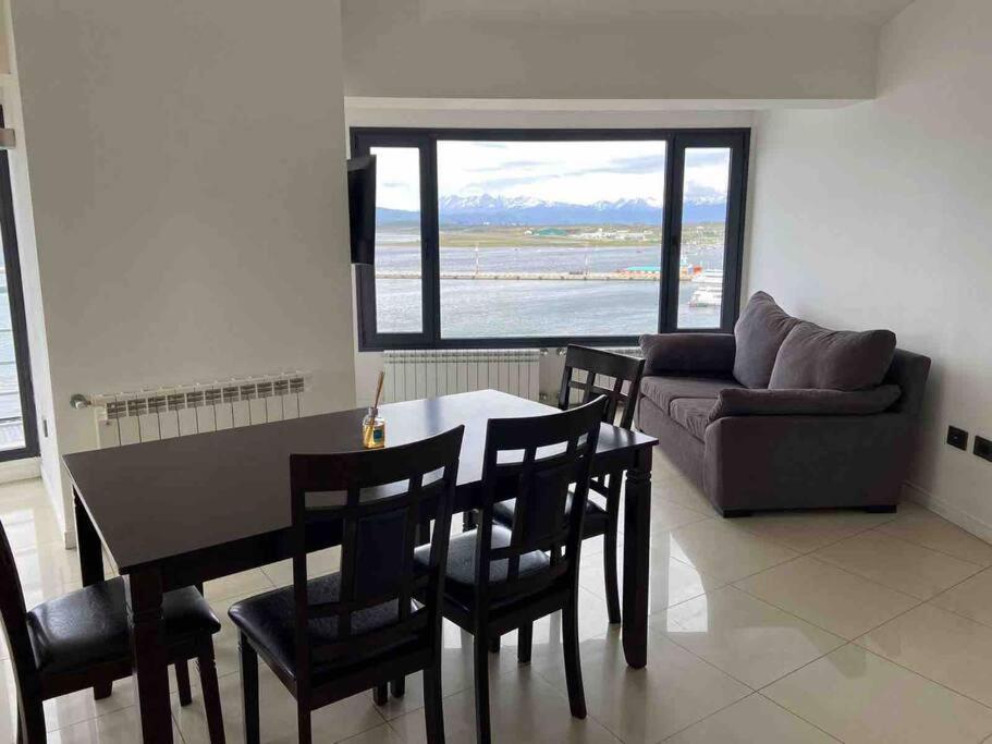 Entire In The Center, Floor With View Of The Beagle